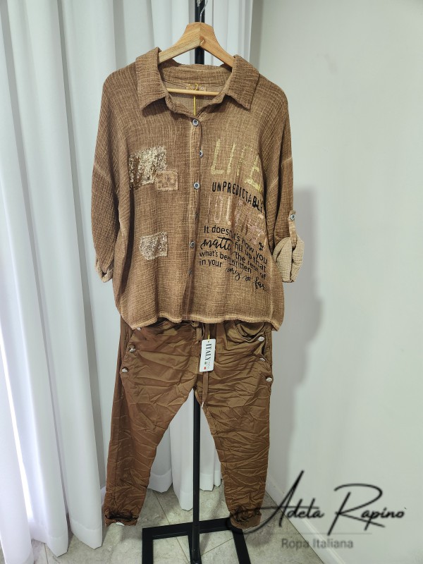 Babucha con botones en los bolsillos + Camisa con letras y detalles al frente