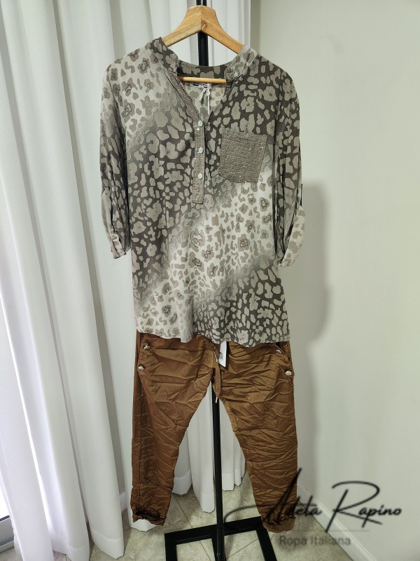 
Babucha con botones en los bolsillos + Camisola estampada