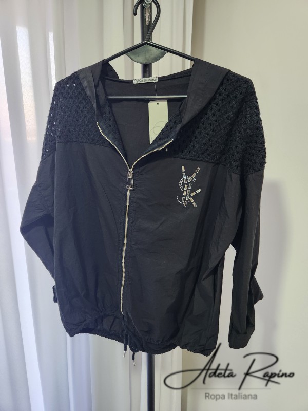 Campera con detalle al frente