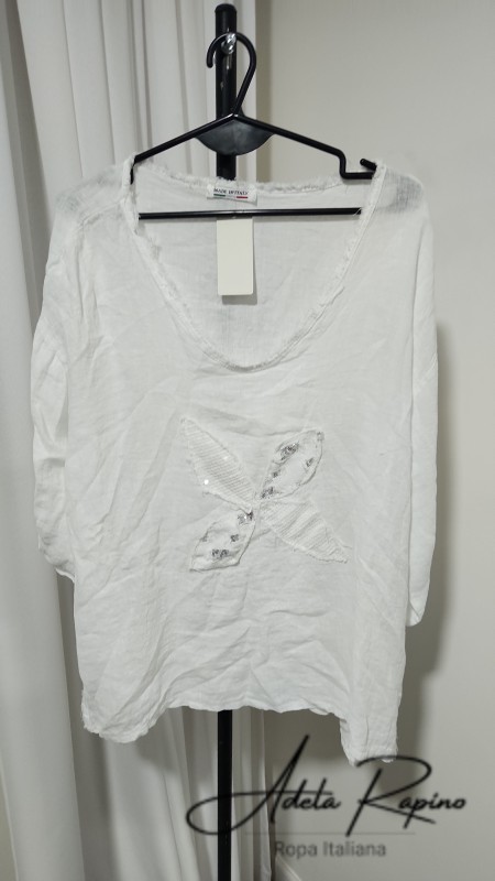 Remera mangas cortas con flor al frente