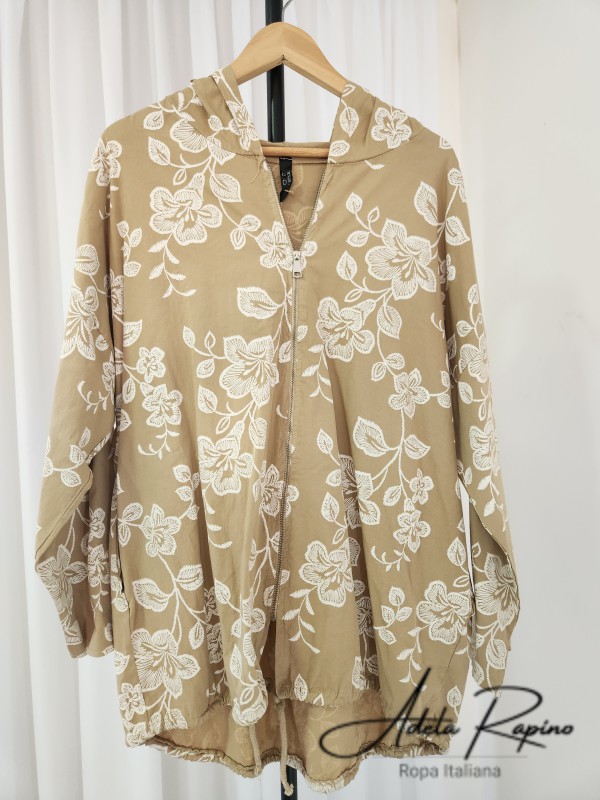 Campera con dibujos al frente