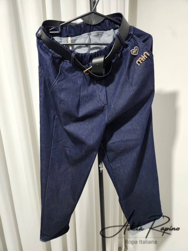 Babucha jean con cinto y accesorio en el bolsillo