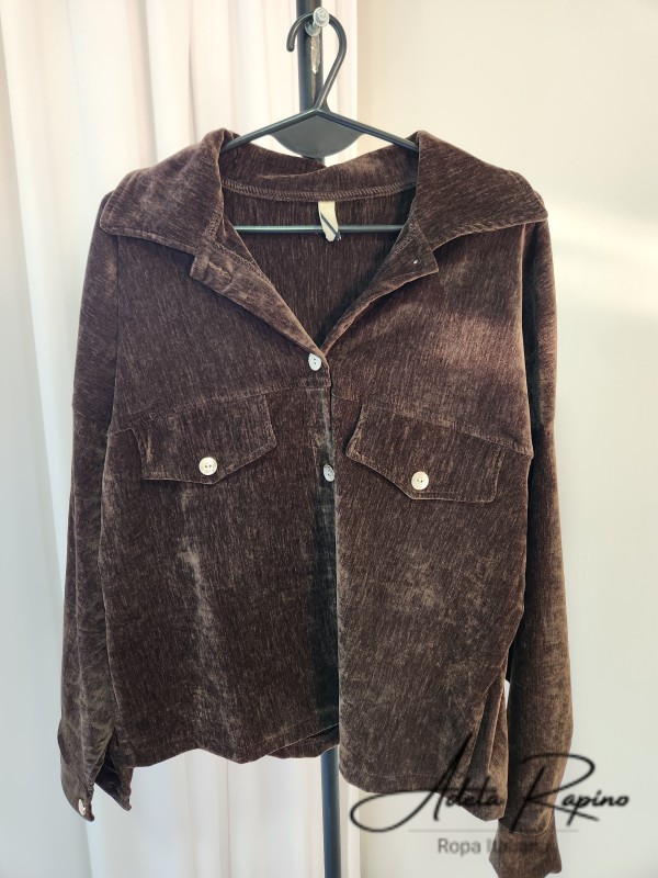 Campera con bolsillos y botones dorados