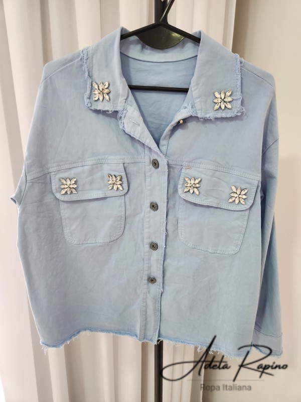 Campera con detalles al frente