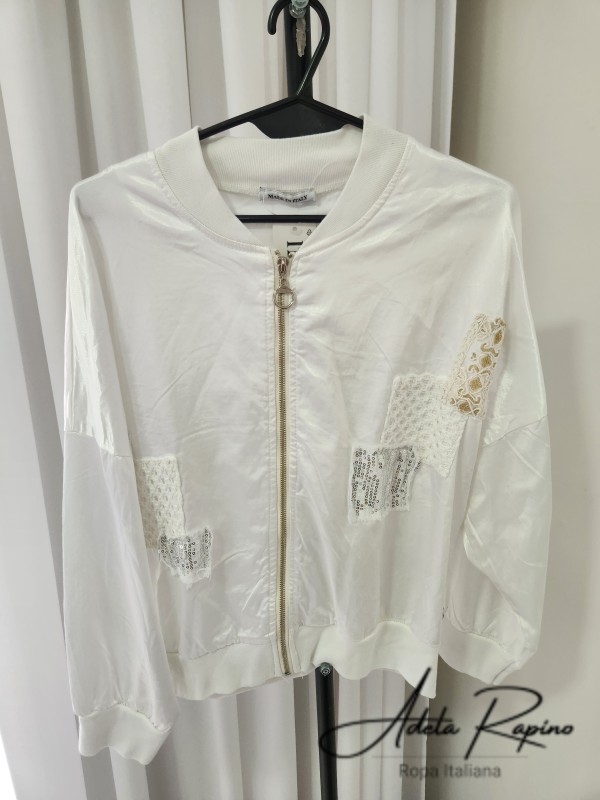 Campera con detalles al frente