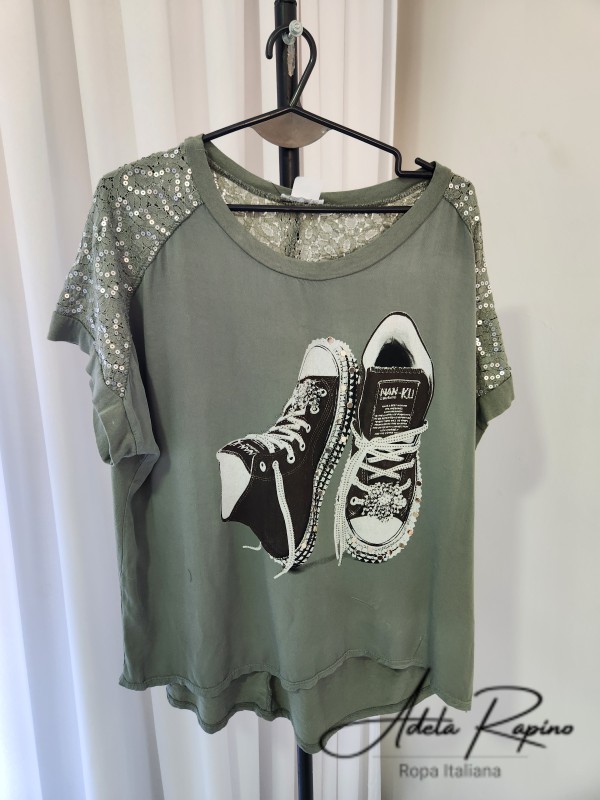Remera estampada con detalles