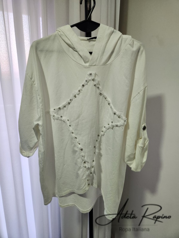 Campera con estrella y capucha