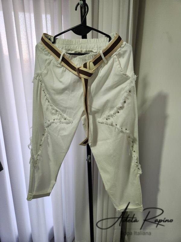 Babucha blanca con detalles al frente y cinto
