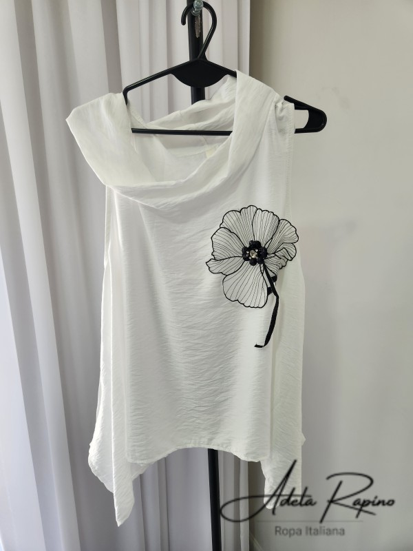 Musculosa con cuello volado y flor 