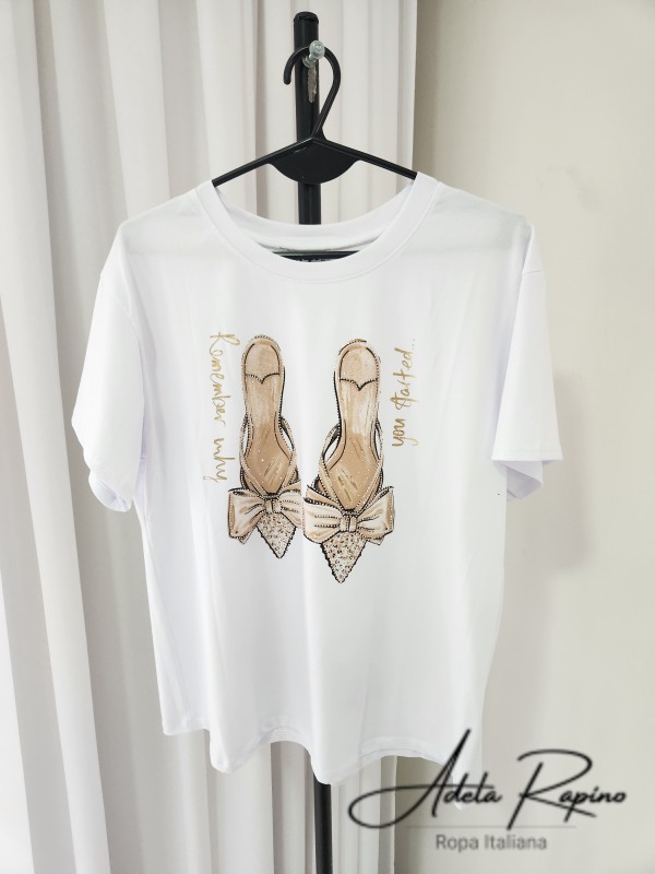 Remeras con detalles al frente